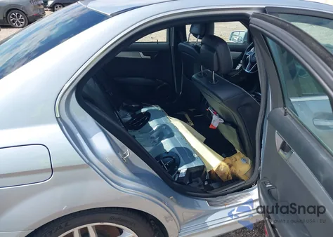 2013 Mercedes-Benz C 250 Sport z USA, uszkodzony, nr VIN WDDGF4HB6DR262428